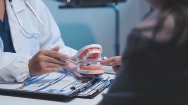 Klinikte hastayla çalışan diş hekimi