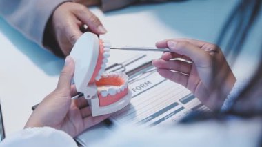 dişçi dişçi modeli ile çalışıyor