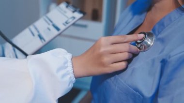 Doktor kan basıncını ölçüyor.