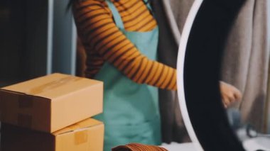 Elinde karton kutular olan bir paket tutan kadın. çevrimiçi alışveriş kavramı