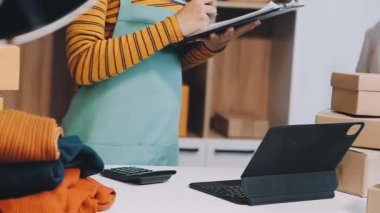 Küçük bir dükkanda çalışan bir kadın.