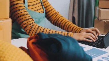 Çevrimiçi alışveriş, kadın teslimat için laptop ve bilgisayar kullanıyor