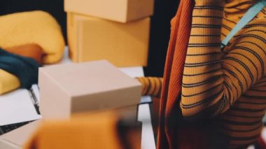 Dükkanda elinde çantasıyla sıradan kıyafetler giyen genç bir kadın.