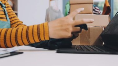 Evde dizüstü bilgisayar kullanan bir kadın, online dağıtım servisi..