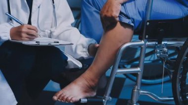 Steteskopla hastayı muayene eden doktor.