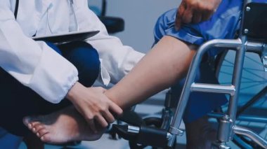 Ayak terapisti bir hastayla çalışıyor.