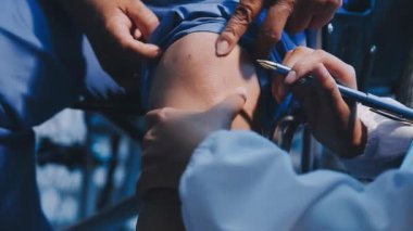 Doktor hastaları kontrol ediyor.