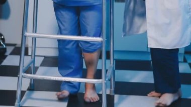 Hastanın hastane koridorunda yürüyüşünü kapat.