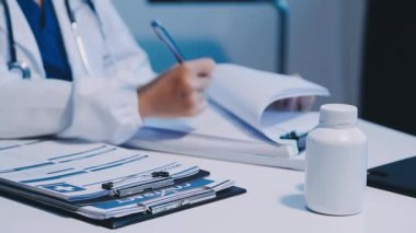Doktor elinde pano tutuyordu.
