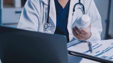 Genç bayan doktor bir muayenehanede..