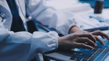 Laptop bilgisayarı kullanan bir doktoru kapat