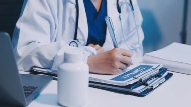 Hastane ofisinde çalışan genç bir doktor. tıbbi teknoloji ve sağlık hizmeti kavramı
