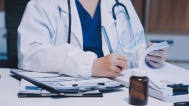 Yakın çekim - steteskop ve haplarla doktor eli