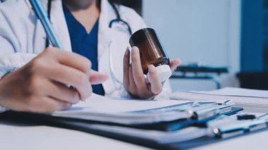 Ofiste çalışan kadın doktor.