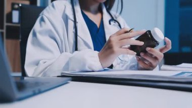 Kadın doktor hastanede steteskop tutuyor.