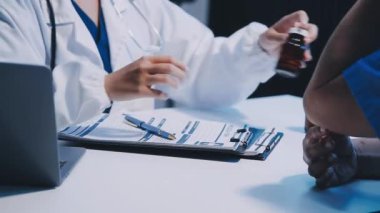 Doktor, klinikte bilgisayar ve hastayla birlikte çalışıyor. Sağlık ve Tıp Hizmetleri kavramı.