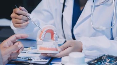 dişçi muayenehanesinde çalışıyor..