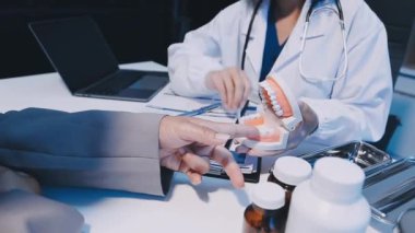 Diş hekimlerinin dişleri üzerinde çalışan ellerini kapat.