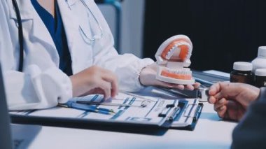 Bir hastayla çalışan dişçiye yakın durun.