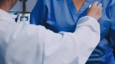 Doktor ve kadın bir şey tartışıyor.