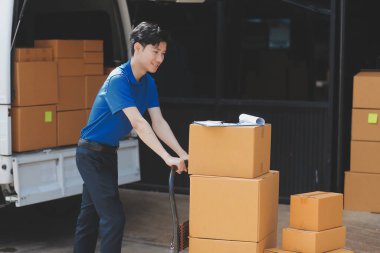 Kamyon Mover Kutuları ve Taşıma Evi 'ni boşaltıyor