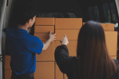 Kamyon Mover Kutuları ve Taşıma Evi 'ni boşaltıyor