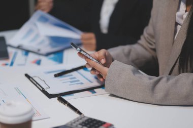 Modern dizüstü bilgisayarla gelir tabloları ve grafiklerini analiz eden iş ekibini kapatın. İş analizi ve strateji kavramı.