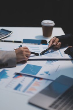 Modern dizüstü bilgisayarla gelir tabloları ve grafiklerini analiz eden iş ekibini kapatın. İş analizi ve strateji kavramı.