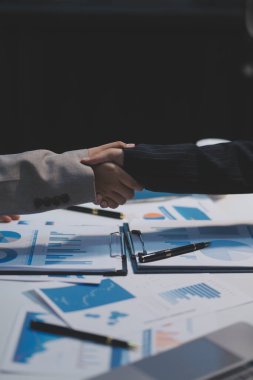 İş ortaklığı toplantı kavramı, iki emin iş anlaşması ve sözleşme ve yeni projeler ticaret şirketleri, başarı, ortaklık için iyi bir anlaşma tartışırken sonra iş adamları.