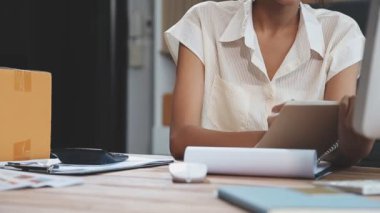 Bilgisayarda çalışan iş kadını