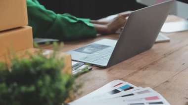 Dizüstü bilgisayar kullanan kadın