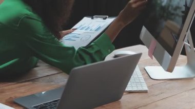 iş kadını eli tablet ve defter kullanıyor