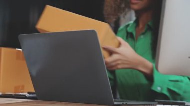 Dizüstü bilgisayarda çalışan kadın