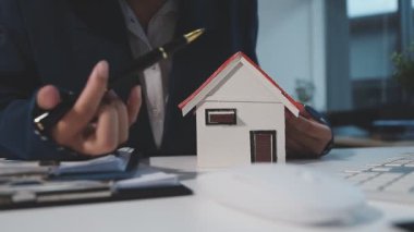 Emlakçının ev modelinin anahtarlarını vermesi, elinde anahtar tutan adam, ev satın alma, sigorta, ipotek, kredi, ipotek,