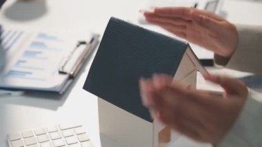 Genç kadın holding hesap makinesi