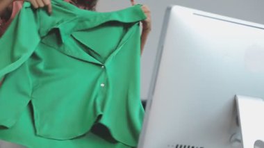 Moda stüdyosunda çalışan kadın.