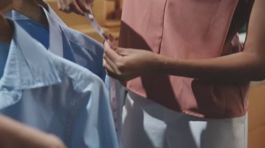 Bir atölyede, moda ve terzide çalışan kadın terzi, kapat -