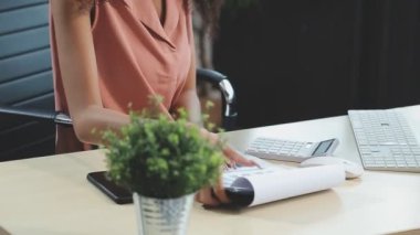 Tablet bilgisayar kullanan ve elinde kalem tutan kadın.