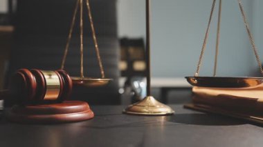 Yargıç tokmak tablo.