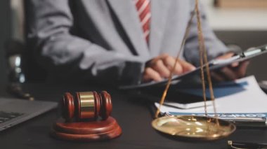 Ofiste çalışan bir iş adamı.