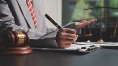 Ahşap masada evrakları ve bilgisayarı olan bir yargıç, yakın plan. Hukuk kavramı