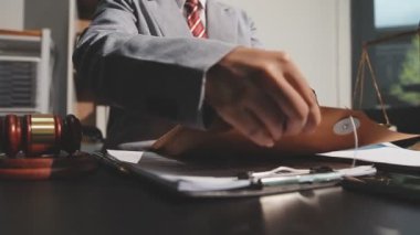 Belgeler ve dizüstü bilgisayarla çalışan iş adamı