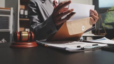 Bilgisayarda çalışan iş adamı