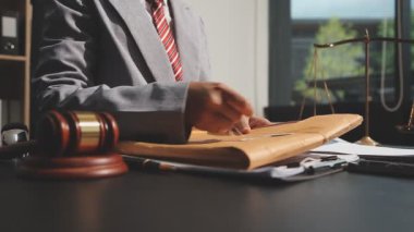 Avukat, Tokmak 'la birlikte çalışıyor. Hukuk, adalet ve hukuk hizmetleri kavramı, hukuki danışmanlık, hukuk hizmetleri, hukuk ve adalet
