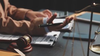 Avukat tokmak ile çalışma