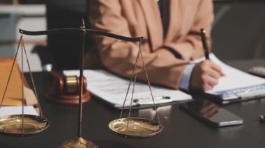 Hukuk bürosundaki avukat tokmağı. Yasal adalet kavramı.