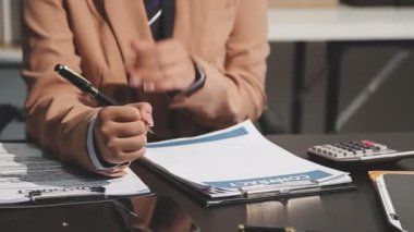 Resepsiyon ofisinde çalışan iş kadını