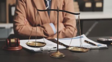 Yargıç Gavin ofisteki masada. Hukuk kavramı