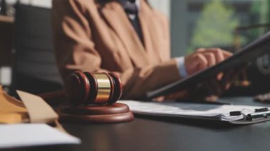 Yargıç Tokmak ofisinde.