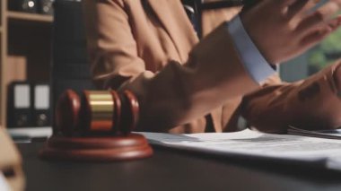 Yargıç Gavin, iş yerinde mahkeme salonunda. Hukuk kavramı. Hukuk avukatı, yargıç ofiste çalışıyor..